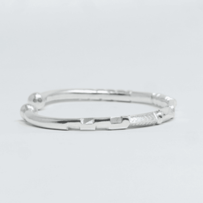 Vue alternative, du bracelet Jonc SABA Argent en argent veritable 925, signe WB Paris (Westaff Bijouterie). Maille souple et fermoir securise, port au poignet ; on remarque la brillance polie miroir et la maille reguliere et brillante. Style tendance, ideal homme — cadeau fete des meres. Recherches : argent 925, argent massif, cadeau fete des meres, fabrication soignee. Argent 925 hypoallergenique. Cadeau fete des meres a offrir toute l'annee. Mot-cle : bijou argent.