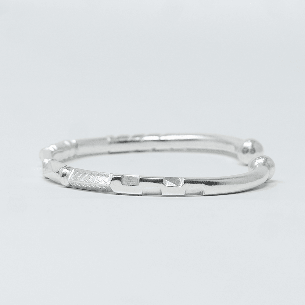 Second plan du bijou, du bracelet Jonc SABA Argent en argent sterling 925, signe WB Paris (Westaff Bijouterie). Maille souple et fermoir securise, port au poignet ; on remarque le poids equilibre et la finition lisse sans asperite. Style streetwear, ideal homme — cadeau anniversaire. Recherches : bijou argent, argent sterling, cadeau anniversaire, fabrication soignee. Argent 925 hypoallergenique. Cadeau anniversaire a offrir toute l'annee. Mot-cle : argent sterling.