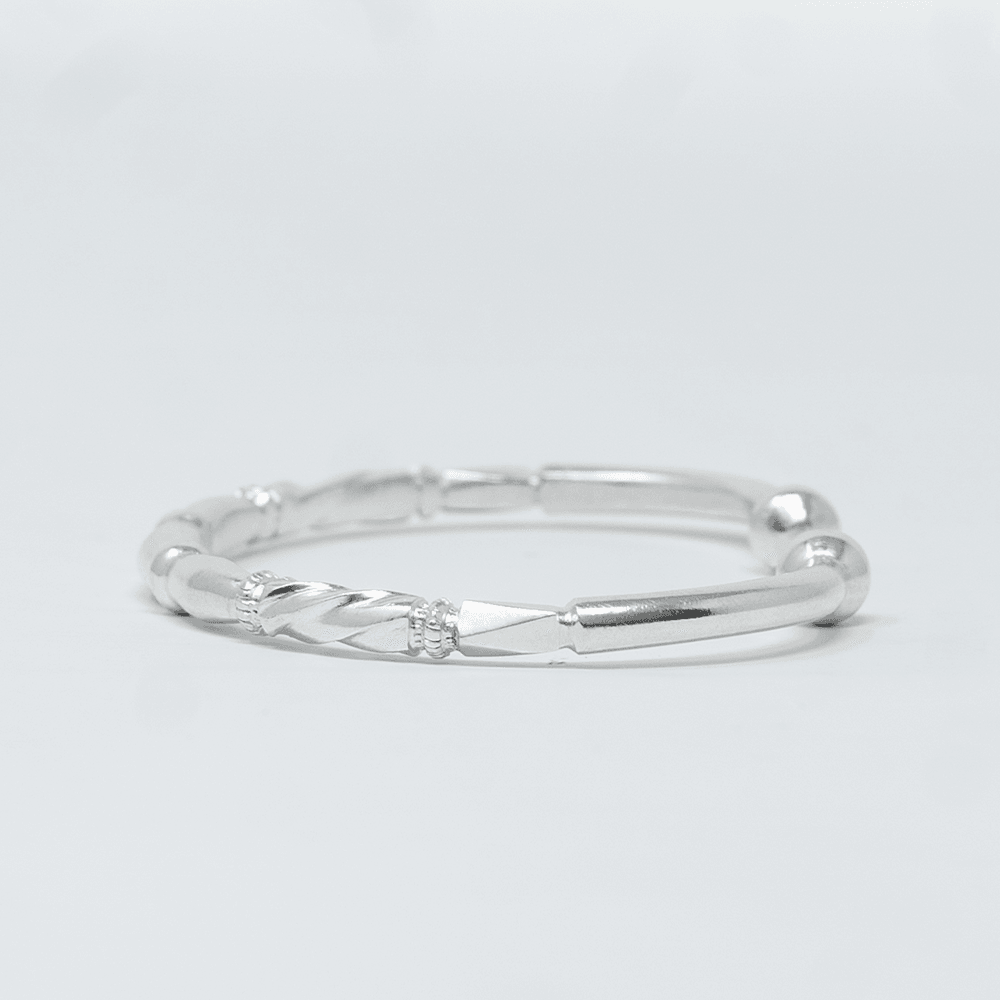 Vue alternative, du bracelet Jonc YORA Argent en argent sterling 925, signe WB Paris (Westaff Bijouterie). Maille souple et fermoir securise, port au poignet ; on remarque la finition lisse sans asperite et les reflets nets du metal. Style chic, ideal mixte — cadeau de Noel. Recherches : argent sterling, argent 925, cadeau de Noel, qualite premium. Argent 925 hypoallergenique. Cadeau de noel a offrir toute l'annee. Mot-cle : argent massif. Entretien simple : essuyer avec un chiffon doux.