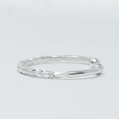 Vue alternative, du bracelet Jonc YORA Argent en argent sterling 925, signe WB Paris (Westaff Bijouterie). Maille souple et fermoir securise, port au poignet ; on remarque la finition lisse sans asperite et les reflets nets du metal. Style chic, ideal mixte — cadeau de Noel. Recherches : argent sterling, argent 925, cadeau de Noel, qualite premium. Argent 925 hypoallergenique. Cadeau de noel a offrir toute l'annee. Mot-cle : argent massif. Entretien simple : essuyer avec un chiffon doux.