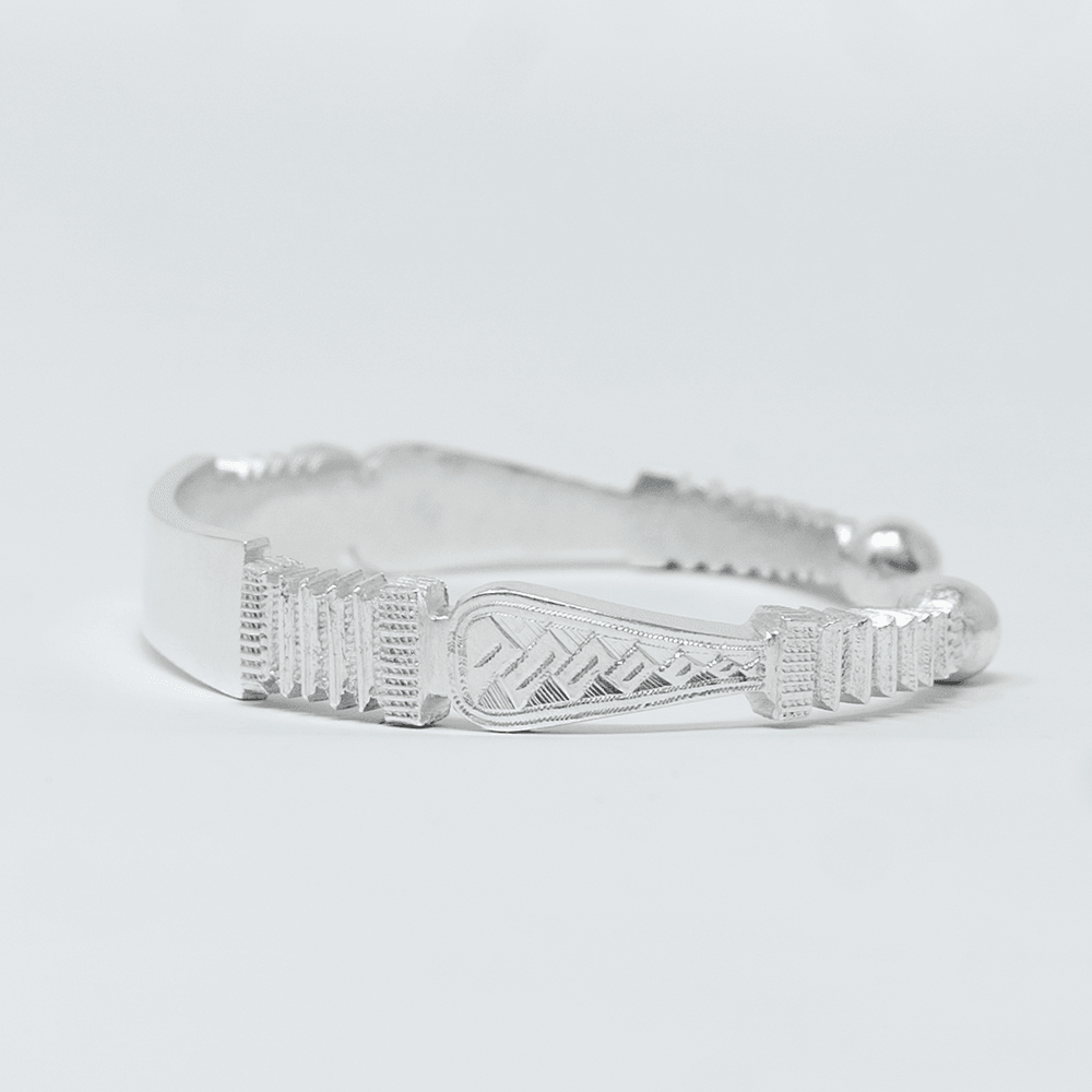 Vue alternative, du bracelet Jonc ZOUMA Argent en argent veritable 925, signe WB Paris (Westaff Bijouterie). Maille souple et fermoir securise, port au poignet ; on remarque le fermoir securise et la maille reguliere et brillante. Modele personnalisable : gravure prenom, date ou initiales. Style intemporel, ideal mixte — cadeau fete des peres. Recherches : argent 925, bijou argent, cadeau fete des peres, bon rapport qualite-prix. Argent 925 hypoallergenique. Cadeau fete des peres a offrir toute l'annee.