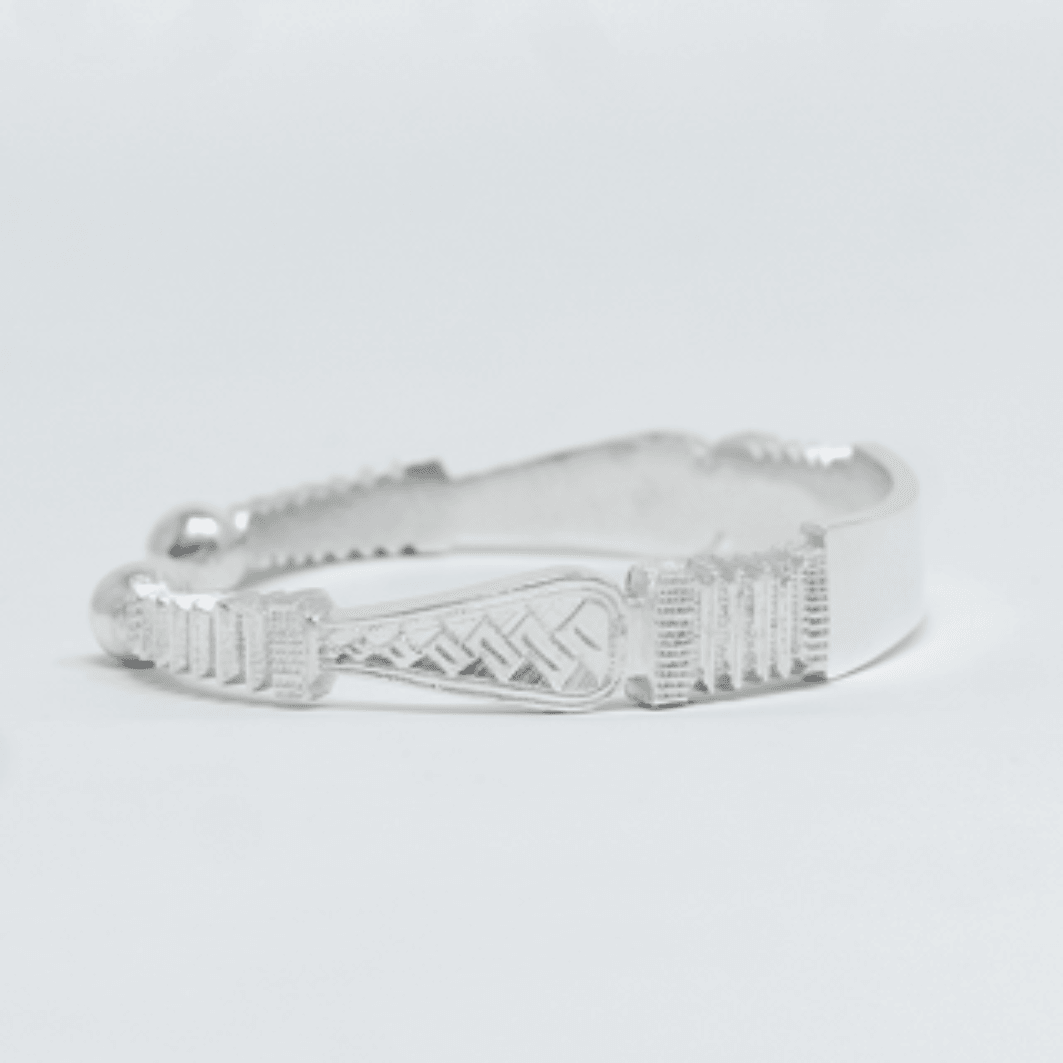 Vue alternative, du bracelet Jonc ZOUMA Argent en argent massif 925, signe WB Paris (Westaff Bijouterie). Maille souple et fermoir securise, port au poignet ; on remarque la brillance polie miroir et la maille reguliere et brillante. Modele personnalisable : gravure prenom, date ou initiales. Style tendance, ideal femme — cadeau femme. Recherches : argent sterling, argent 925, cadeau femme, made in France. Argent 925 hypoallergenique. Cadeau femme a offrir toute l'annee. Mot-cle : argent sterling.