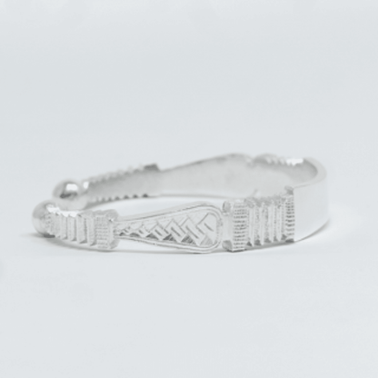 Vue alternative, du bracelet Jonc ZOUMA Argent en argent massif 925, signe WB Paris (Westaff Bijouterie). Maille souple et fermoir securise, port au poignet ; on remarque la brillance polie miroir et la maille reguliere et brillante. Modele personnalisable : gravure prenom, date ou initiales. Style tendance, ideal femme — cadeau femme. Recherches : argent sterling, argent 925, cadeau femme, made in France. Argent 925 hypoallergenique. Cadeau femme a offrir toute l'annee. Mot-cle : argent sterling.