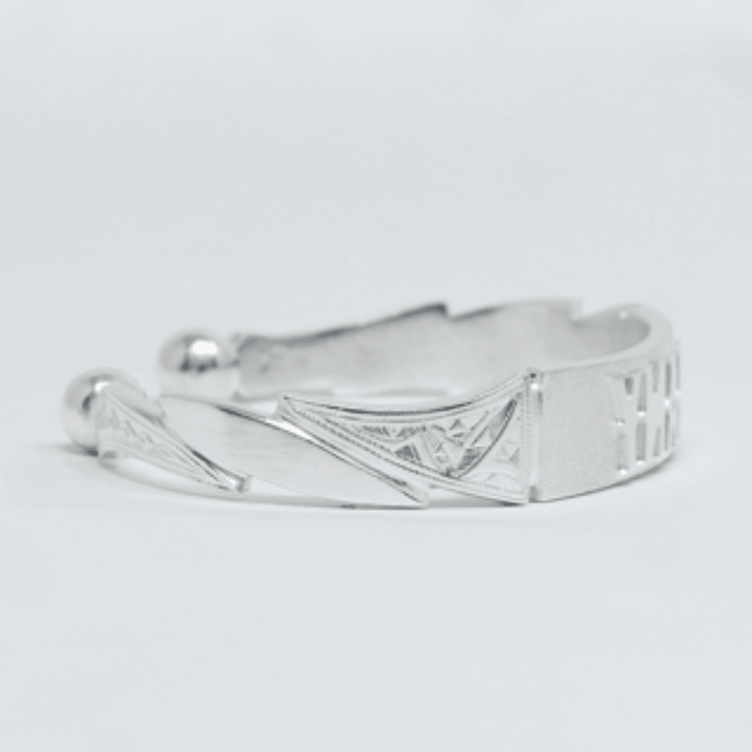 Macro sur la texture, du bracelet MANY Argent en argent veritable 925, signe WB Paris (Westaff Bijouterie). Maille souple et fermoir securise, port au poignet ; on remarque les reflets nets du metal et le fermoir securise. Le cadrage rapproche revele la texture et la qualite de la finition. Style chic, ideal homme — cadeau homme. Recherches : bijou argent, argent 925, cadeau homme, pas cher. Argent 925 hypoallergenique. Cadeau homme a offrir toute l'annee. Mot-cle : argent massif.