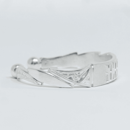 Macro sur la texture, du bracelet MANY Argent en argent veritable 925, signe WB Paris (Westaff Bijouterie). Maille souple et fermoir securise, port au poignet ; on remarque les reflets nets du metal et le fermoir securise. Le cadrage rapproche revele la texture et la qualite de la finition. Style chic, ideal homme — cadeau homme. Recherches : bijou argent, argent 925, cadeau homme, pas cher. Argent 925 hypoallergenique. Cadeau homme a offrir toute l'annee. Mot-cle : argent massif.