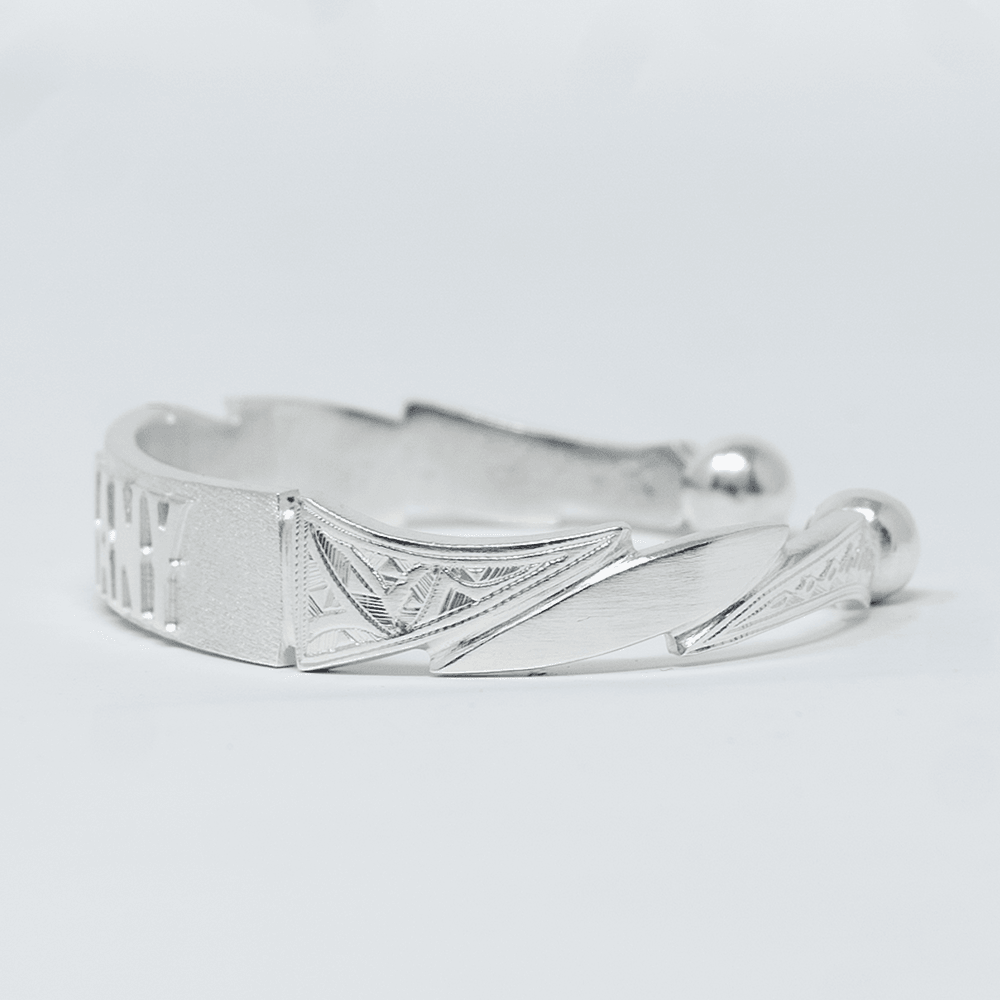 Gros plan macro, du bracelet MANY Argent en argent massif 925, signe WB Paris (Westaff Bijouterie). Maille souple et fermoir securise, port au poignet ; on remarque la patine durable et les reflets nets du metal. Le cadrage rapproche revele la texture et la qualite de la finition. Style intemporel, ideal mixte — idee cadeau. Recherches : argent 925, bijou argent, idee cadeau, pas cher. Argent 925 hypoallergenique. Idee cadeau a offrir toute l'annee. Mot-cle : argent massif.
