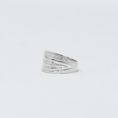 Vue alternative, de la bague MAYA Argent en argent sterling 925, signe WB Paris (Westaff Bijouterie). Anneau au galbe net, tour de doigt ajuste, port au doigt ; on remarque la maille reguliere et brillante et les reflets nets du metal. Style chic, ideal homme et femme — cadeau de Noel. Recherches : argent massif, bijou argent, cadeau de Noel, fabrication soignee. Argent 925 hypoallergenique. Cadeau de noel a offrir toute l'annee. Mot-cle : argent sterling. Entretien simple : essuyer avec un chiffon doux.