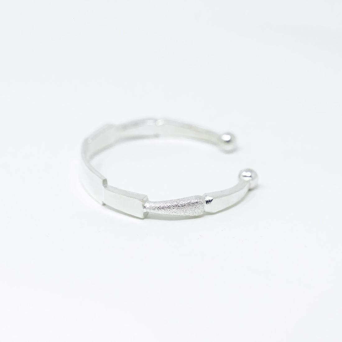 Vue complementaire, du bracelet MEO Argent en argent veritable 925, signe WB Paris (Westaff Bijouterie). Maille souple et fermoir securise, port au poignet ; on remarque la maille reguliere et brillante et le poids equilibre. Modele personnalisable : gravure prenom, date ou initiales. Style intemporel, ideal femme — cadeau femme. Recherches : bijou argent, argent sterling, cadeau femme, pas cher. Argent 925 hypoallergenique. Cadeau femme a offrir toute l'annee. Mot-cle : argent 925.