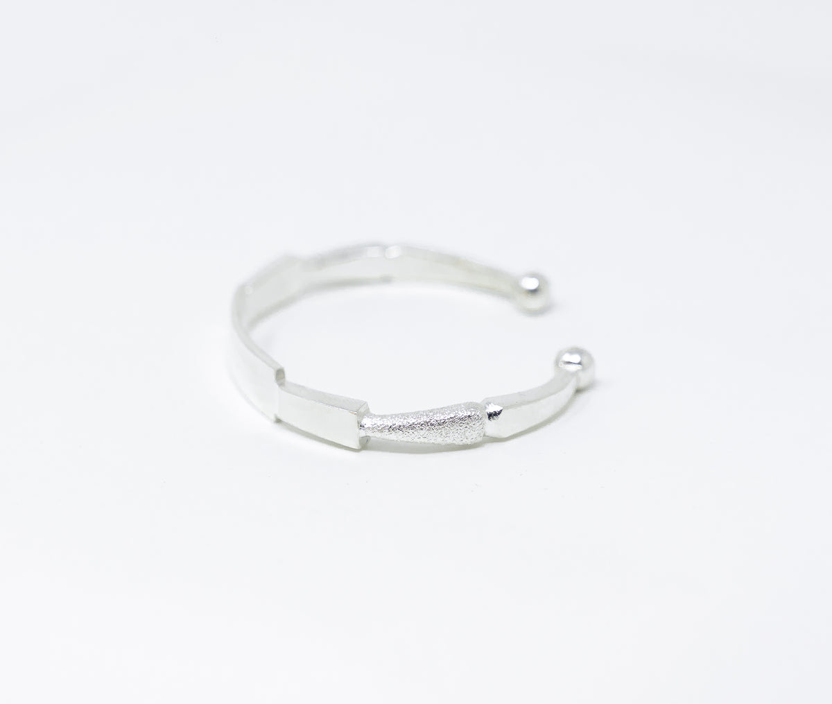 Vue complementaire, du bracelet MEO Argent en argent veritable 925, signe WB Paris (Westaff Bijouterie). Maille souple et fermoir securise, port au poignet ; on remarque la maille reguliere et brillante et le poids equilibre. Modele personnalisable : gravure prenom, date ou initiales. Style intemporel, ideal femme — cadeau femme. Recherches : bijou argent, argent sterling, cadeau femme, pas cher. Argent 925 hypoallergenique. Cadeau femme a offrir toute l'annee. Mot-cle : argent 925.