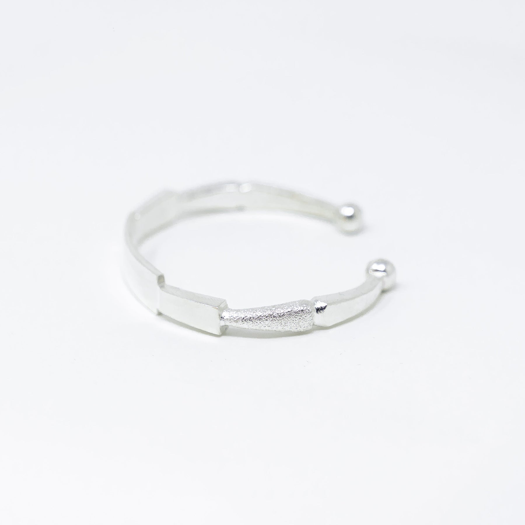 Vue complementaire, du bracelet MEO Argent en argent veritable 925, signe WB Paris (Westaff Bijouterie). Maille souple et fermoir securise, port au poignet ; on remarque la maille reguliere et brillante et le poids equilibre. Modele personnalisable : gravure prenom, date ou initiales. Style intemporel, ideal femme — cadeau femme. Recherches : bijou argent, argent sterling, cadeau femme, pas cher. Argent 925 hypoallergenique. Cadeau femme a offrir toute l'annee. Mot-cle : argent 925.