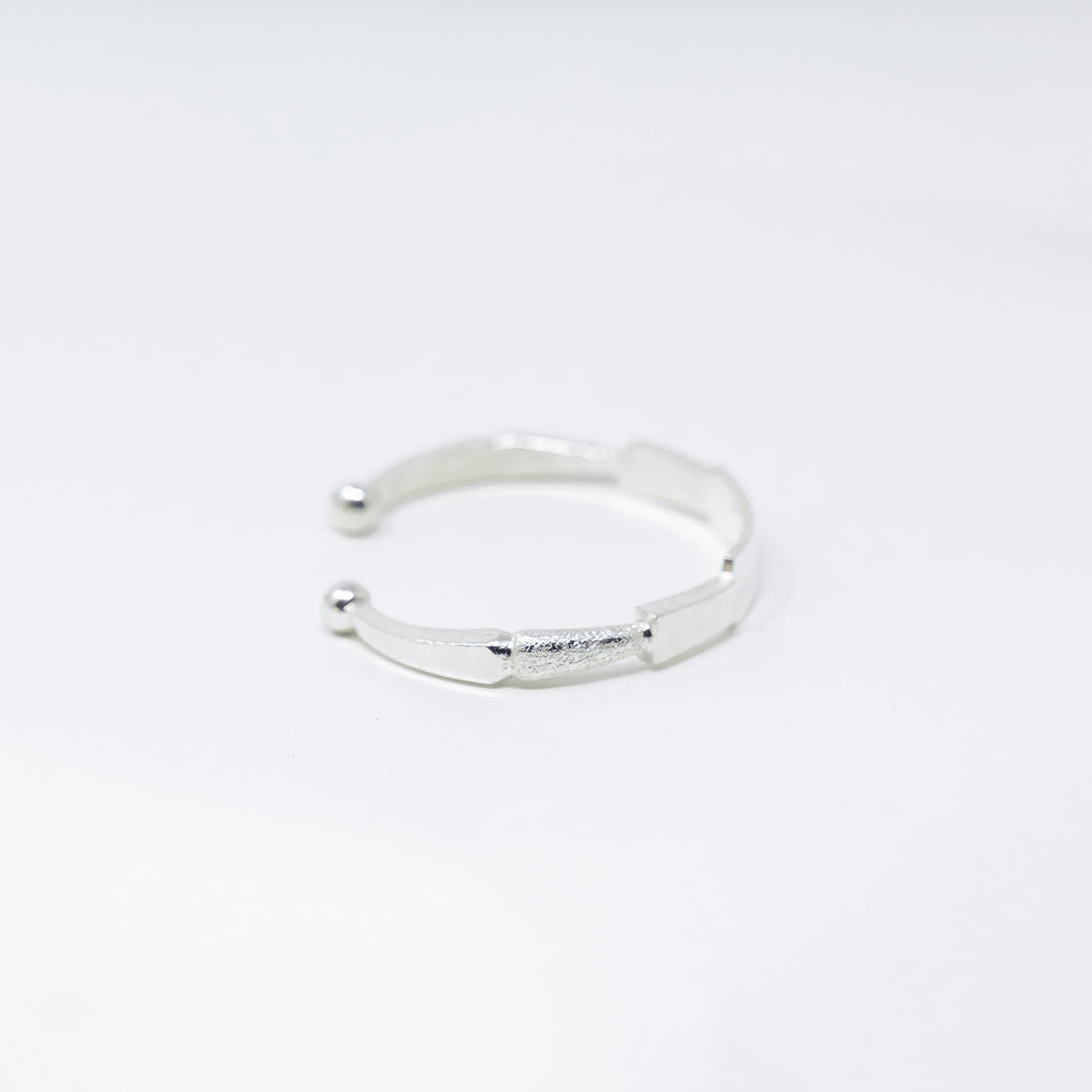 Vue alternative, du bracelet MEO Argent en argent 925 (poincon 925), signe WB Paris (Westaff Bijouterie). Maille souple et fermoir securise, port au poignet ; on remarque le poids equilibre et la finition lisse sans asperite. Modele personnalisable : gravure prenom, date ou initiales. Style intemporel, ideal homme et femme — a porter au quotidien. Recherches : argent massif, bijou argent, a porter au quotidien, bon rapport qualite-prix. Argent 925 hypoallergenique.