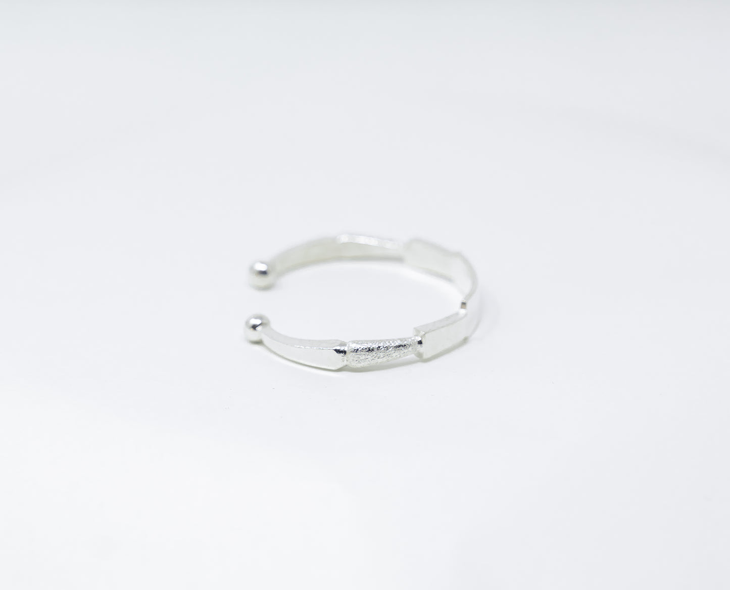 Vue alternative, du bracelet MEO Argent en argent 925 (poincon 925), signe WB Paris (Westaff Bijouterie). Maille souple et fermoir securise, port au poignet ; on remarque le poids equilibre et la finition lisse sans asperite. Modele personnalisable : gravure prenom, date ou initiales. Style intemporel, ideal homme et femme — a porter au quotidien. Recherches : argent massif, bijou argent, a porter au quotidien, bon rapport qualite-prix. Argent 925 hypoallergenique.