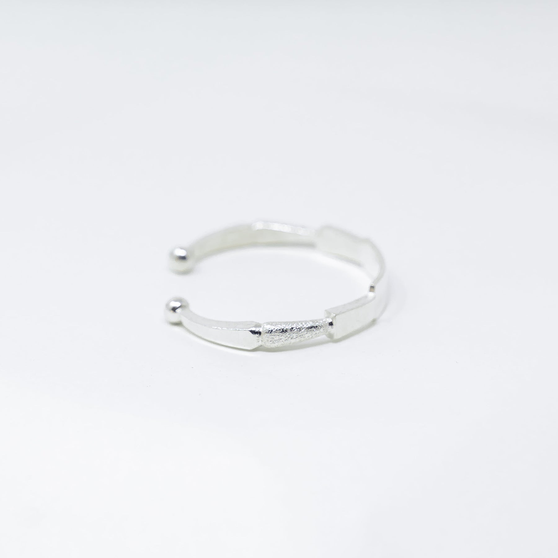 Vue alternative, du bracelet MEO Argent en argent 925 (poincon 925), signe WB Paris (Westaff Bijouterie). Maille souple et fermoir securise, port au poignet ; on remarque le poids equilibre et la finition lisse sans asperite. Modele personnalisable : gravure prenom, date ou initiales. Style intemporel, ideal homme et femme — a porter au quotidien. Recherches : argent massif, bijou argent, a porter au quotidien, bon rapport qualite-prix. Argent 925 hypoallergenique.