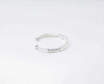 Vue alternative, du bracelet MEO Argent en argent 925 (poincon 925), signe WB Paris (Westaff Bijouterie). Maille souple et fermoir securise, port au poignet ; on remarque le poids equilibre et la finition lisse sans asperite. Modele personnalisable : gravure prenom, date ou initiales. Style intemporel, ideal homme et femme — a porter au quotidien. Recherches : argent massif, bijou argent, a porter au quotidien, bon rapport qualite-prix. Argent 925 hypoallergenique.