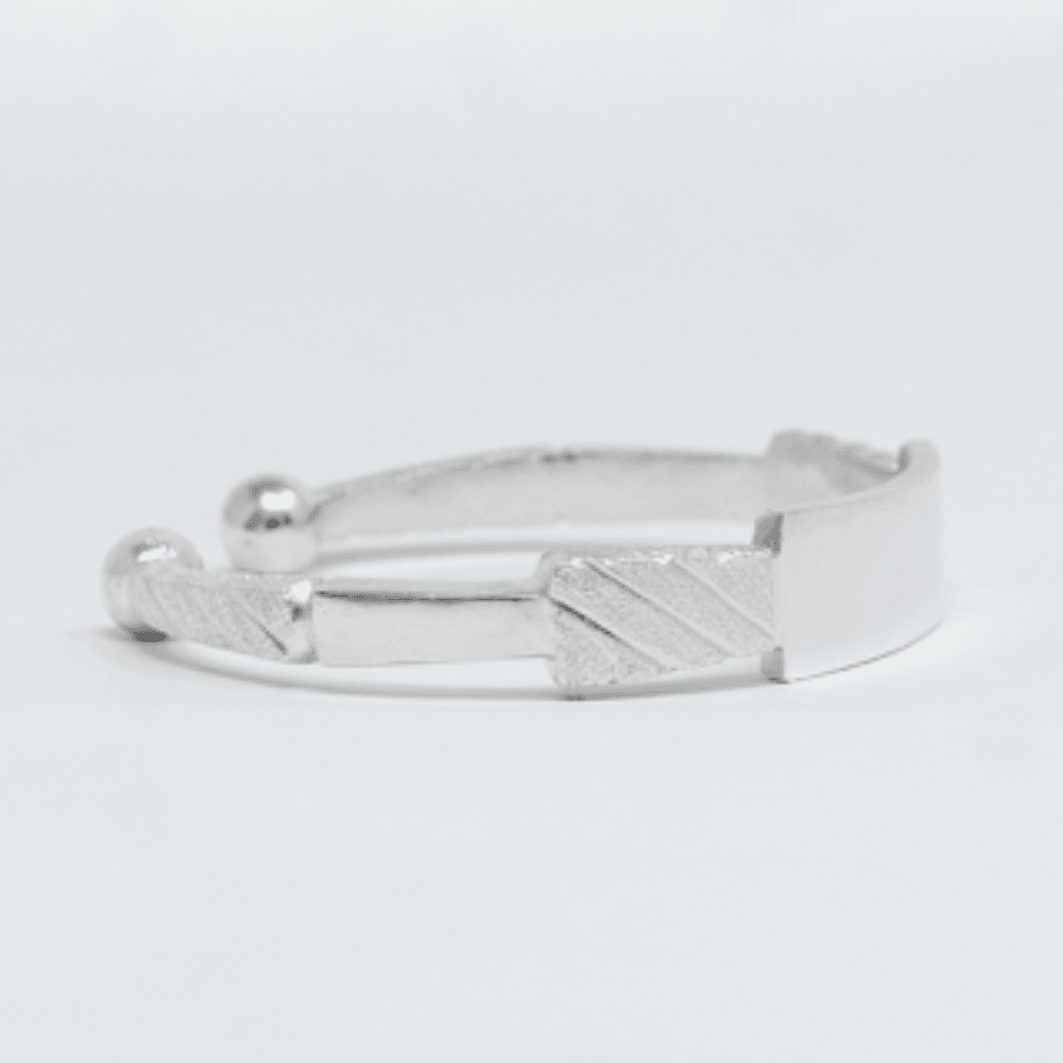 Vue complementaire, du bracelet NEBA Argent en argent 925 (poincon 925), signe WB Paris (Westaff Bijouterie). Maille souple et fermoir securise, port au poignet ; on remarque la brillance polie miroir et le poids equilibre. Modele personnalisable : gravure prenom, date ou initiales. Style chic, ideal homme — pour une occasion speciale. Recherches : argent massif, argent sterling, pour une occasion speciale, made in France. Argent 925 hypoallergenique. Pour une occasion speciale a offrir toute l'annee.