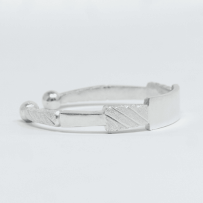 Vue complementaire, du bracelet NEBA Argent en argent 925 (poincon 925), signe WB Paris (Westaff Bijouterie). Maille souple et fermoir securise, port au poignet ; on remarque la brillance polie miroir et le poids equilibre. Modele personnalisable : gravure prenom, date ou initiales. Style chic, ideal homme — pour une occasion speciale. Recherches : argent massif, argent sterling, pour une occasion speciale, made in France. Argent 925 hypoallergenique. Pour une occasion speciale a offrir toute l'annee.