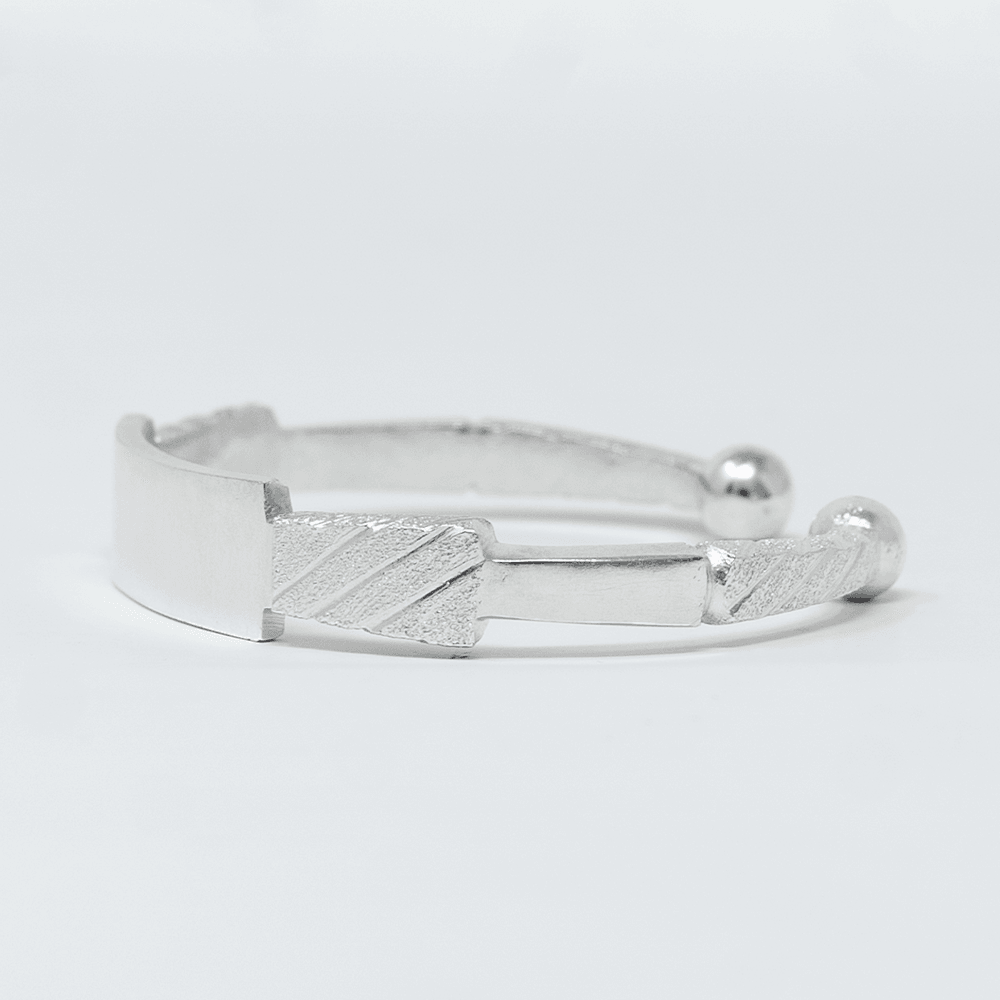 Vue complementaire, du bracelet NEBA Argent en argent 925 (poincon 925), signe WB Paris (Westaff Bijouterie). Maille souple et fermoir securise, port au poignet ; on remarque la longueur ajustable et la patine durable. Modele personnalisable : gravure prenom, date ou initiales. Style streetwear, ideal mixte — cadeau de Noel. Recherches : argent sterling, argent 925, cadeau de Noel, pas cher. Argent 925 hypoallergenique. Cadeau de noel a offrir toute l'annee. Mot-cle : argent massif.