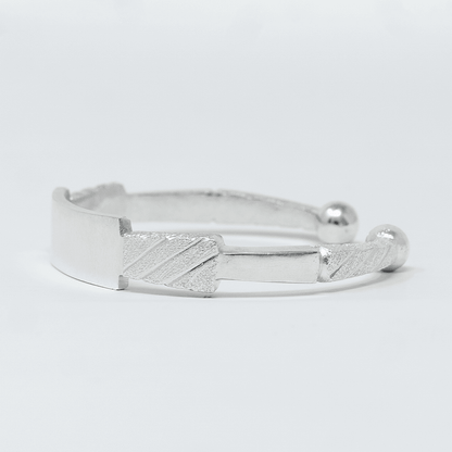 Vue complementaire, du bracelet NEBA Argent en argent 925 (poincon 925), signe WB Paris (Westaff Bijouterie). Maille souple et fermoir securise, port au poignet ; on remarque la longueur ajustable et la patine durable. Modele personnalisable : gravure prenom, date ou initiales. Style streetwear, ideal mixte — cadeau de Noel. Recherches : argent sterling, argent 925, cadeau de Noel, pas cher. Argent 925 hypoallergenique. Cadeau de noel a offrir toute l'annee. Mot-cle : argent massif.