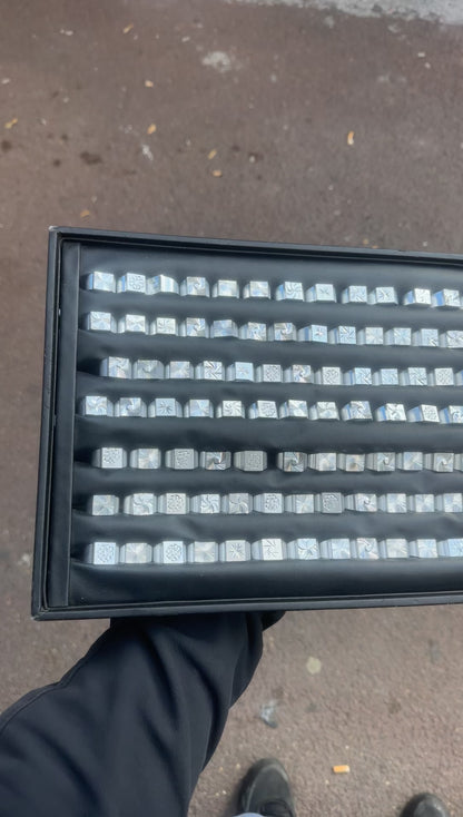 Le Tirage — Chevalière gravée en aluminium (motif surprise)