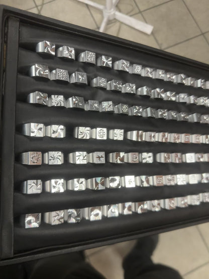 Le Tirage — Chevalière gravée en aluminium (motif surprise)