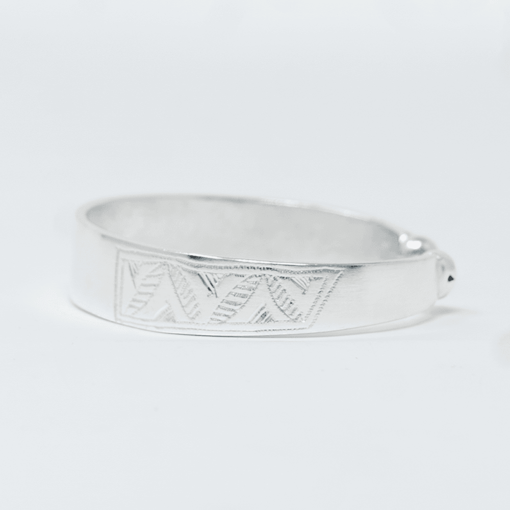 Autre angle, du bracelet SEGOU Argent en argent 925 (poincon 925), signe WB Paris (Westaff Bijouterie). Maille souple et fermoir securise, port au poignet ; on remarque la maille reguliere et brillante et la longueur ajustable. Modele personnalisable : gravure prenom, date ou initiales. Style elegant, ideal homme — idee cadeau. Recherches : argent 925, bijou argent, idee cadeau, qualite premium. Argent 925 hypoallergenique. Idee cadeau a offrir toute l'annee. Mot-cle : argent sterling.