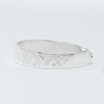 Autre angle, du bracelet SEGOU Argent en argent 925 (poincon 925), signe WB Paris (Westaff Bijouterie). Maille souple et fermoir securise, port au poignet ; on remarque la maille reguliere et brillante et la longueur ajustable. Modele personnalisable : gravure prenom, date ou initiales. Style elegant, ideal homme — idee cadeau. Recherches : argent 925, bijou argent, idee cadeau, qualite premium. Argent 925 hypoallergenique. Idee cadeau a offrir toute l'annee. Mot-cle : argent sterling.