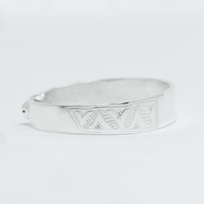 Vue complementaire, du bracelet SEGOU Argent en argent sterling 925, signe WB Paris (Westaff Bijouterie). Maille souple et fermoir securise, port au poignet ; on remarque la patine durable et la brillance polie miroir. Modele personnalisable : gravure prenom, date ou initiales. Style minimaliste, ideal unisexe — cadeau femme. Recherches : argent 925, argent massif, cadeau femme, pas cher. Argent 925 hypoallergenique. Cadeau femme a offrir toute l'annee. Mot-cle : bijou argent.