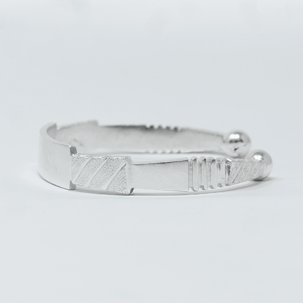 Autre angle, du bracelet TEME Argent en argent sterling 925, signe WB Paris (Westaff Bijouterie). Maille souple et fermoir securise, port au poignet ; on remarque la maille reguliere et brillante et l'epaisseur nette de la maille. Modele personnalisable : gravure prenom, date ou initiales. Style elegant, ideal unisexe — cadeau de Noel. Recherches : argent massif, argent 925, cadeau de Noel, bon rapport qualite-prix. Argent 925 hypoallergenique. Cadeau de noel a offrir toute l'annee.