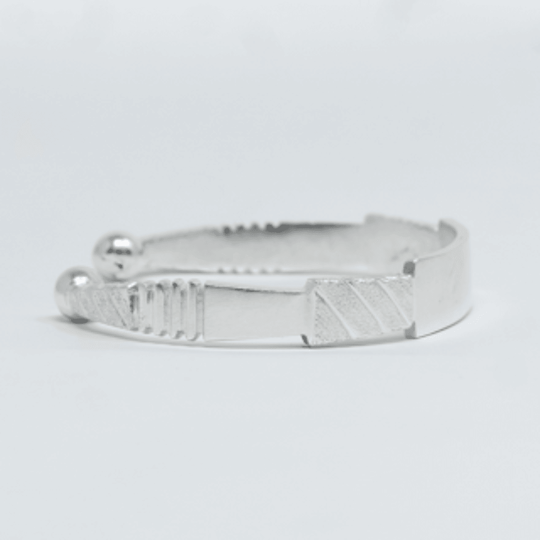 Vue complementaire, du bracelet TEME Argent en argent 925 (poincon 925), signe WB Paris (Westaff Bijouterie). Maille souple et fermoir securise, port au poignet ; on remarque la patine durable et l'epaisseur nette de la maille. Modele personnalisable : gravure prenom, date ou initiales. Style chic, ideal homme — cadeau anniversaire. Recherches : argent massif, argent sterling, cadeau anniversaire, fabrication soignee. Argent 925 hypoallergenique. Cadeau anniversaire a offrir toute l'annee.