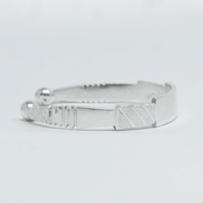 Vue complementaire, du bracelet TEME Argent en argent 925 (poincon 925), signe WB Paris (Westaff Bijouterie). Maille souple et fermoir securise, port au poignet ; on remarque la patine durable et l'epaisseur nette de la maille. Modele personnalisable : gravure prenom, date ou initiales. Style chic, ideal homme — cadeau anniversaire. Recherches : argent massif, argent sterling, cadeau anniversaire, fabrication soignee. Argent 925 hypoallergenique. Cadeau anniversaire a offrir toute l'annee.