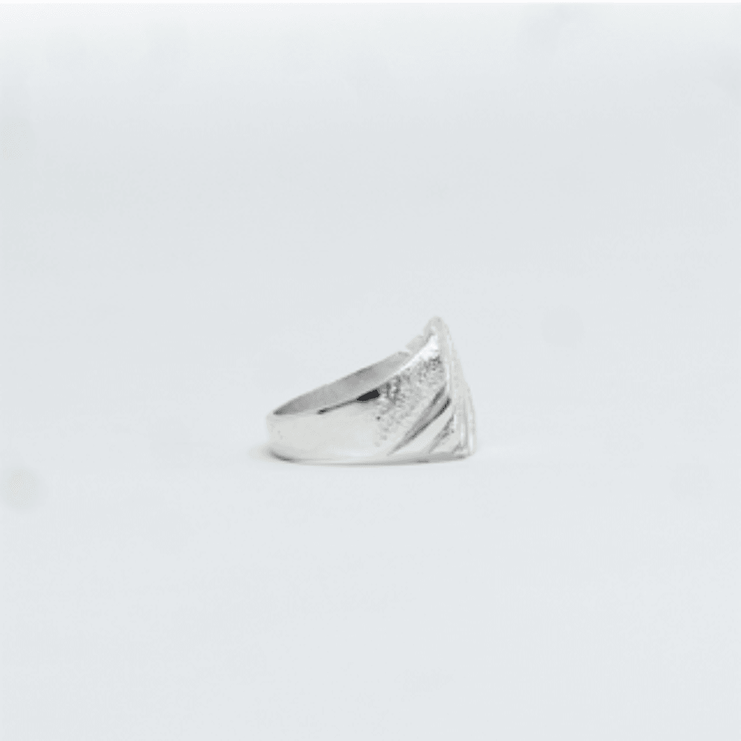 Vue alternative, de la bague TERANGUA Argent en argent 925 (poincon 925), signe WB Paris (Westaff Bijouterie). Anneau au galbe net, tour de doigt ajuste, port au doigt ; on remarque la maille reguliere et brillante et la finition lisse sans asperite. Style minimaliste, ideal unisexe — cadeau fete des meres. Recherches : argent sterling, bijou argent, cadeau fete des meres, garantie a vie. Argent 925 hypoallergenique. Cadeau fete des meres a offrir toute l'annee. Mot-cle : argent sterling.