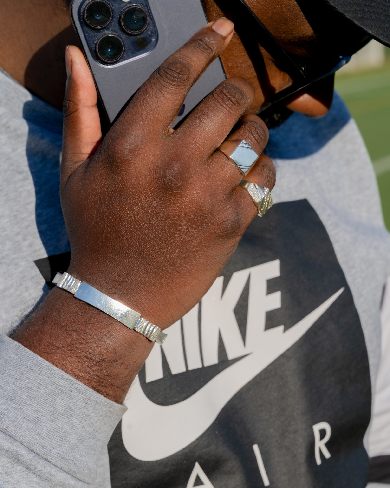 Photo contextuelle de deux bagues et un bracelet en argent de Westaff Bijouterie (simulation d’un appel téléphonique).