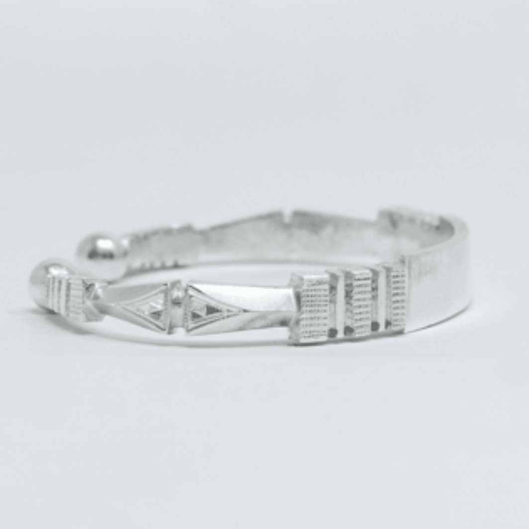 Second plan du bijou, du bracelet YARA Argent en argent massif 925, signe WB Paris (Westaff Bijouterie). Maille souple et fermoir securise, port au poignet ; on remarque la brillance polie miroir et la longueur ajustable. Modele personnalisable : gravure prenom, date ou initiales. Style elegant, ideal unisexe — cadeau homme. Recherches : argent sterling, argent massif, cadeau homme, fabrication soignee. Argent 925 hypoallergenique. Cadeau homme a offrir toute l'annee. Mot-cle : argent 925.