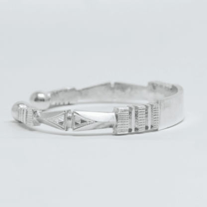 Second plan du bijou, du bracelet YARA Argent en argent massif 925, signe WB Paris (Westaff Bijouterie). Maille souple et fermoir securise, port au poignet ; on remarque la brillance polie miroir et la longueur ajustable. Modele personnalisable : gravure prenom, date ou initiales. Style elegant, ideal unisexe — cadeau homme. Recherches : argent sterling, argent massif, cadeau homme, fabrication soignee. Argent 925 hypoallergenique. Cadeau homme a offrir toute l'annee. Mot-cle : argent 925.