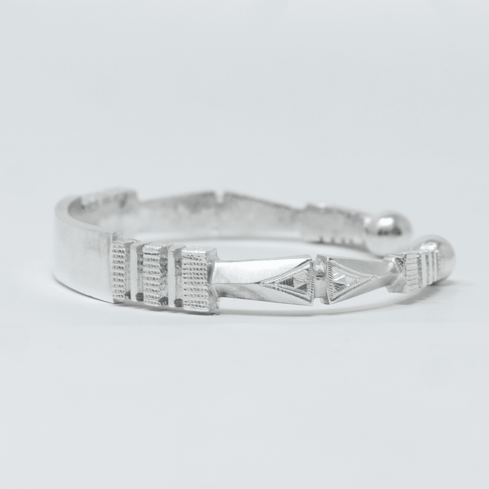 Vue complementaire, du bracelet YARA Argent en argent sterling 925, signe WB Paris (Westaff Bijouterie). Maille souple et fermoir securise, port au poignet ; on remarque la brillance polie miroir et la longueur ajustable. Modele personnalisable : gravure prenom, date ou initiales. Style streetwear, ideal unisexe — cadeau femme. Recherches : argent 925, bijou argent, cadeau femme, qualite premium. Argent 925 hypoallergenique. Cadeau femme a offrir toute l'annee. Mot-cle : argent sterling.