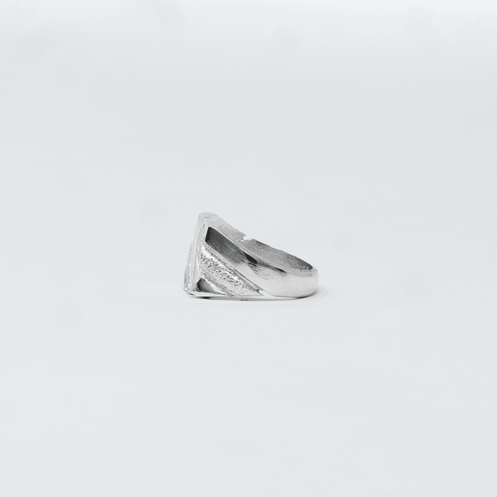 Second plan du bijou, de la bague YOBA Argent en argent sterling 925, signe WB Paris (Westaff Bijouterie). Anneau au galbe net, tour de doigt ajuste, port au doigt ; on remarque la finition lisse sans asperite et la patine durable. Style intemporel, ideal homme et femme — cadeau femme. Recherches : argent 925, bijou argent, cadeau femme, bon rapport qualite-prix. Argent 925 hypoallergenique. Cadeau femme a offrir toute l'annee. Mot-cle : bijou argent. Entretien simple : essuyer avec un chiffon doux.