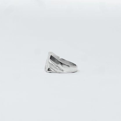 Second plan du bijou, de la bague YOBA Argent en argent sterling 925, signe WB Paris (Westaff Bijouterie). Anneau au galbe net, tour de doigt ajuste, port au doigt ; on remarque la finition lisse sans asperite et la patine durable. Style intemporel, ideal homme et femme — cadeau femme. Recherches : argent 925, bijou argent, cadeau femme, bon rapport qualite-prix. Argent 925 hypoallergenique. Cadeau femme a offrir toute l'annee. Mot-cle : bijou argent. Entretien simple : essuyer avec un chiffon doux.